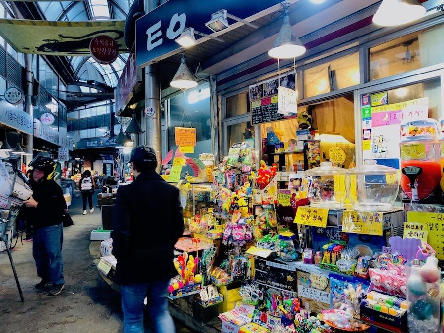 Learn Everything about Gyeongbokgung Seochon from Creatrip Oppa!